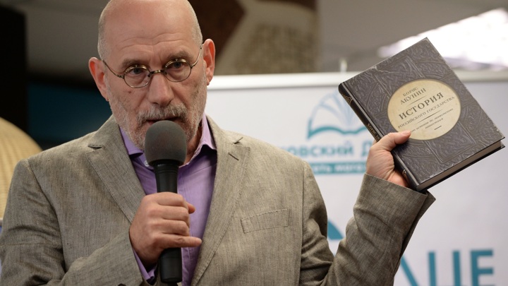 Минобрнауки опровергло документ о запрете книг Акунина и Быкова - Новости на Вести.ru